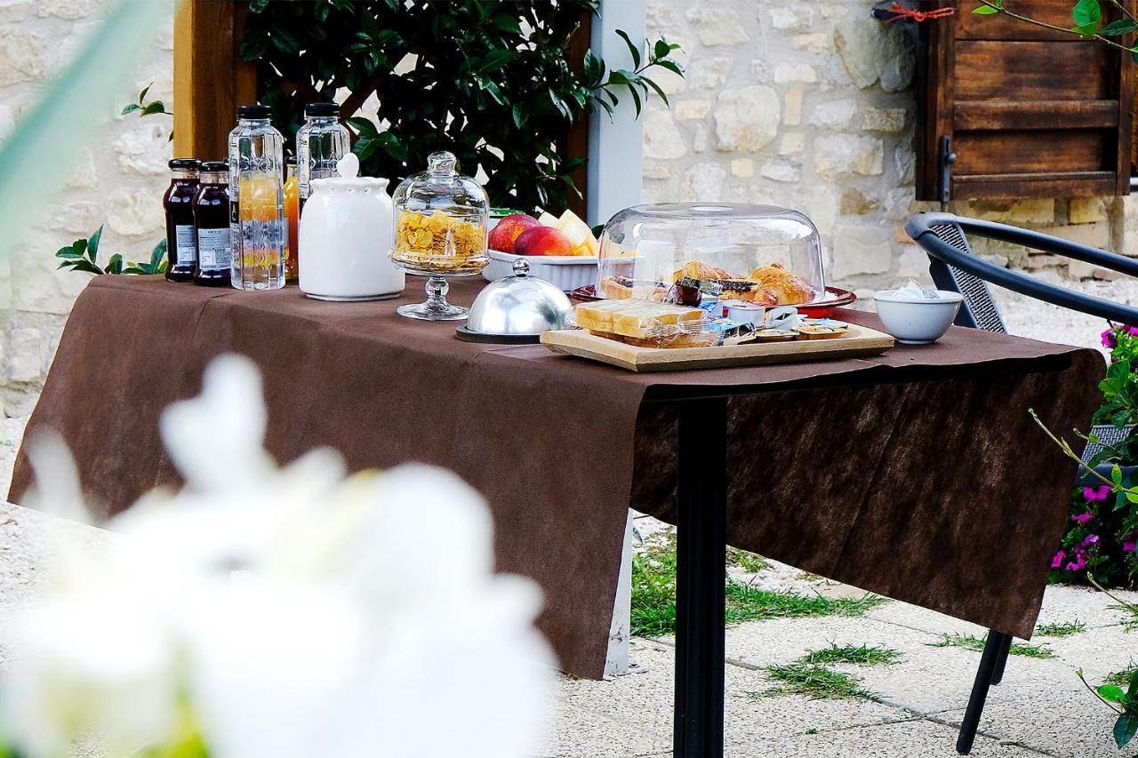 Casale Le Orme Bed & Breakfast Todi Exterior photo